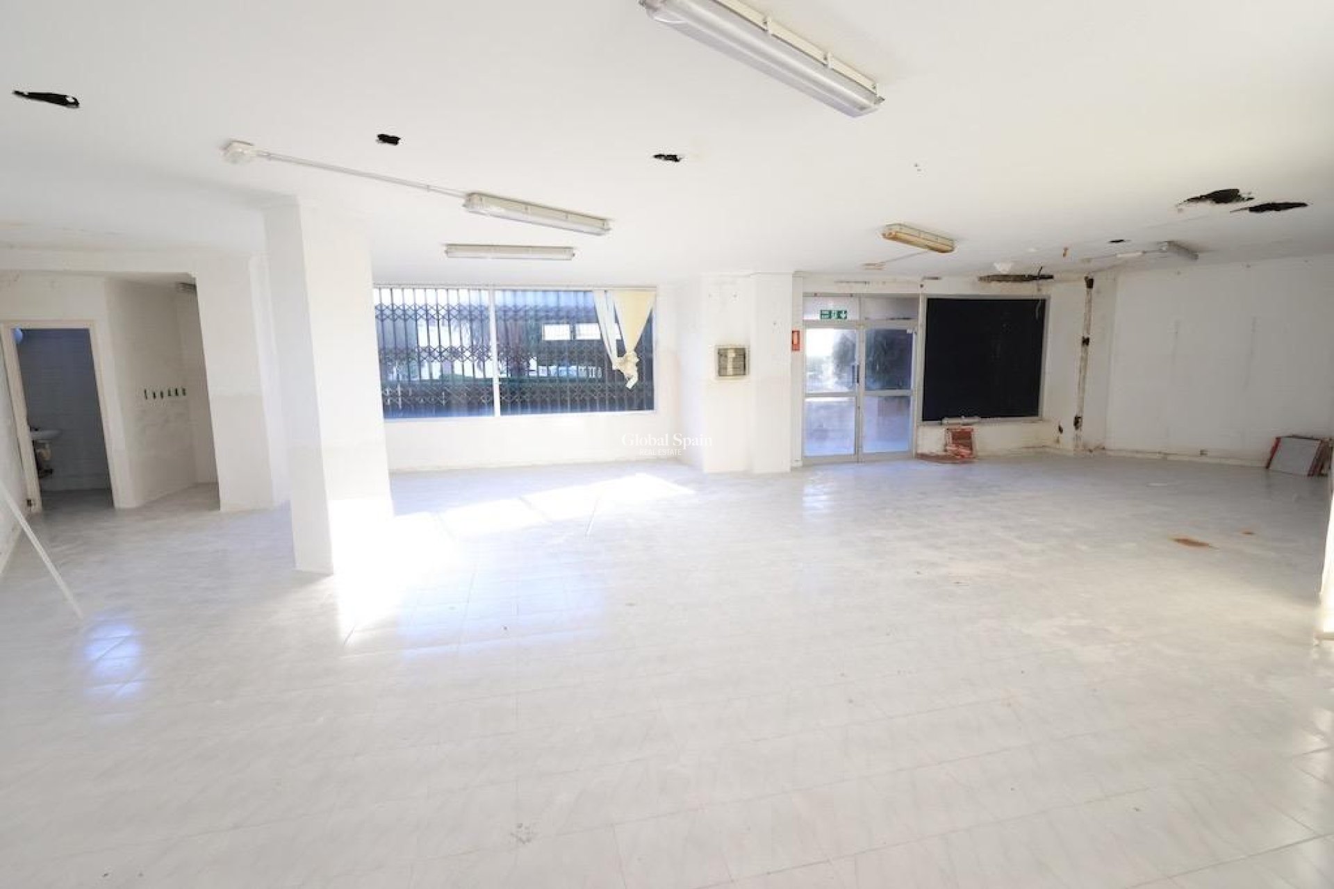 Revente - PROPRIÉTÉ COMMERCIALE -
ORIHUELA COSTA - La Zenia