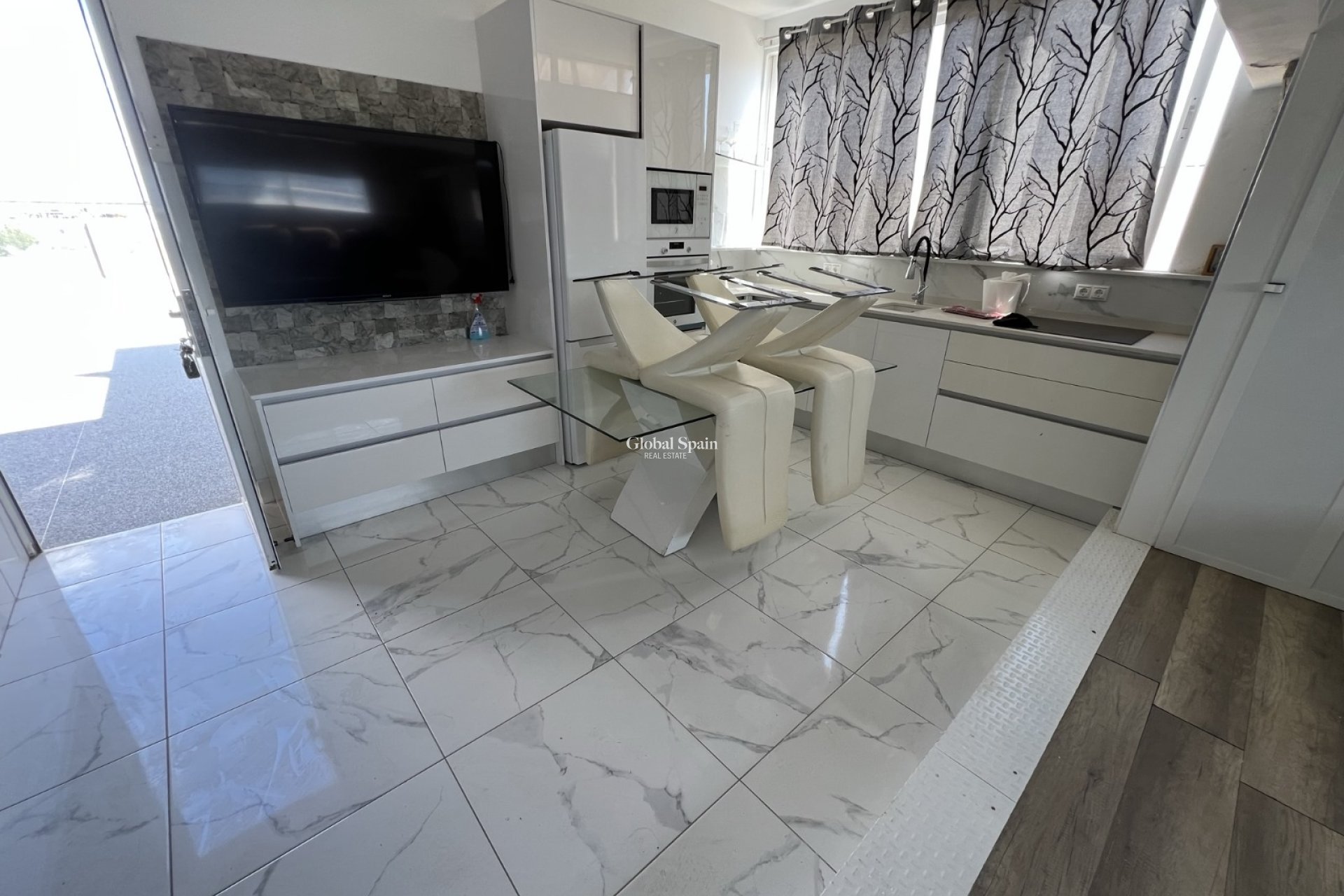 Revente - PROPRIÉTÉ COMMERCIALE -
TORREVIEJA - Costa Blanca Sur