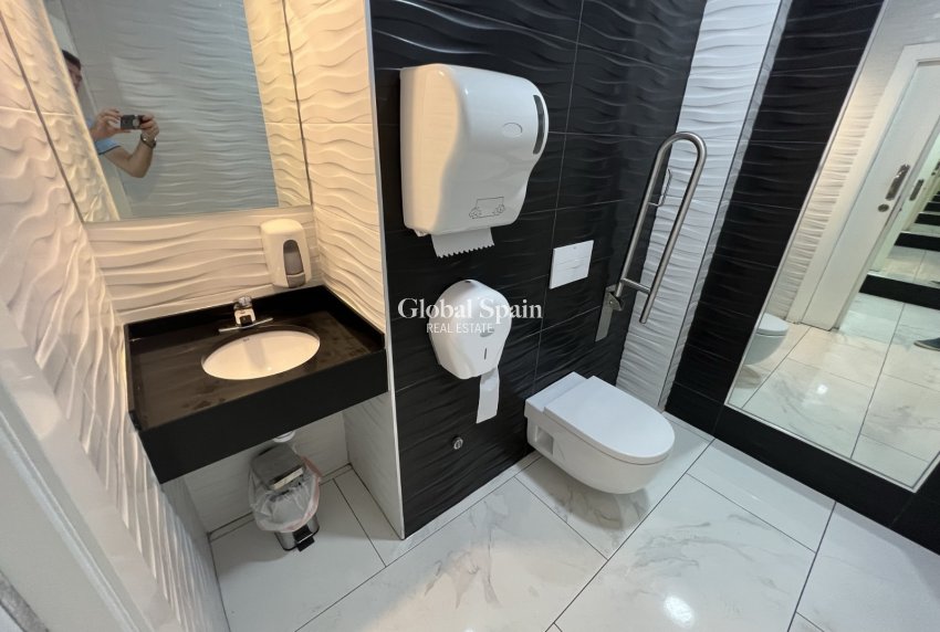 Revente - PROPRIÉTÉ COMMERCIALE -
TORREVIEJA - Costa Blanca Sur