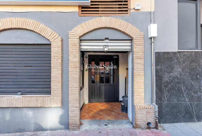 Revente - PROPRIÉTÉ COMMERCIALE -
TORREVIEJA - Estacion de autobuses