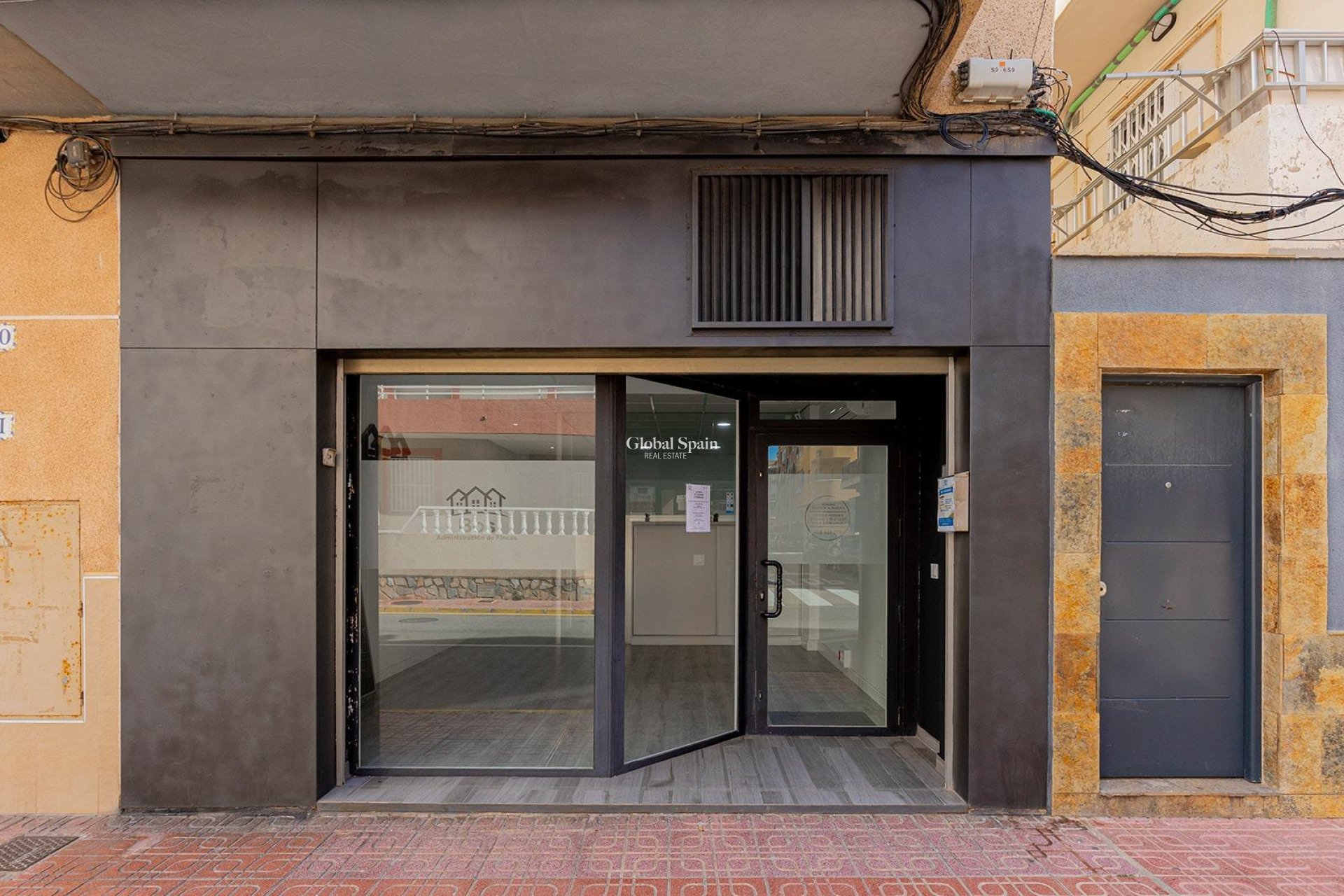 Revente - PROPRIÉTÉ COMMERCIALE -
TORREVIEJA - La Mata pueblo