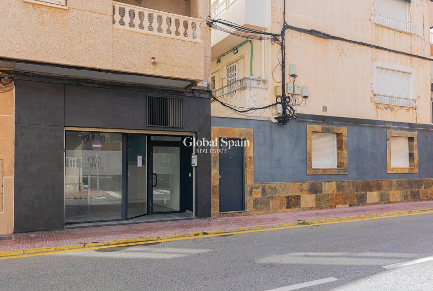 Revente - PROPRIÉTÉ COMMERCIALE -
TORREVIEJA - La Mata pueblo