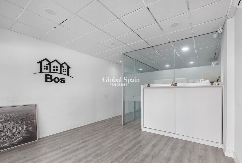 Revente - PROPRIÉTÉ COMMERCIALE -
TORREVIEJA - La Mata pueblo