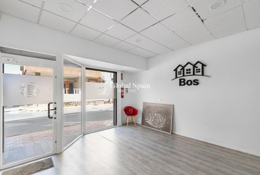 Revente - PROPRIÉTÉ COMMERCIALE -
TORREVIEJA - La Mata pueblo