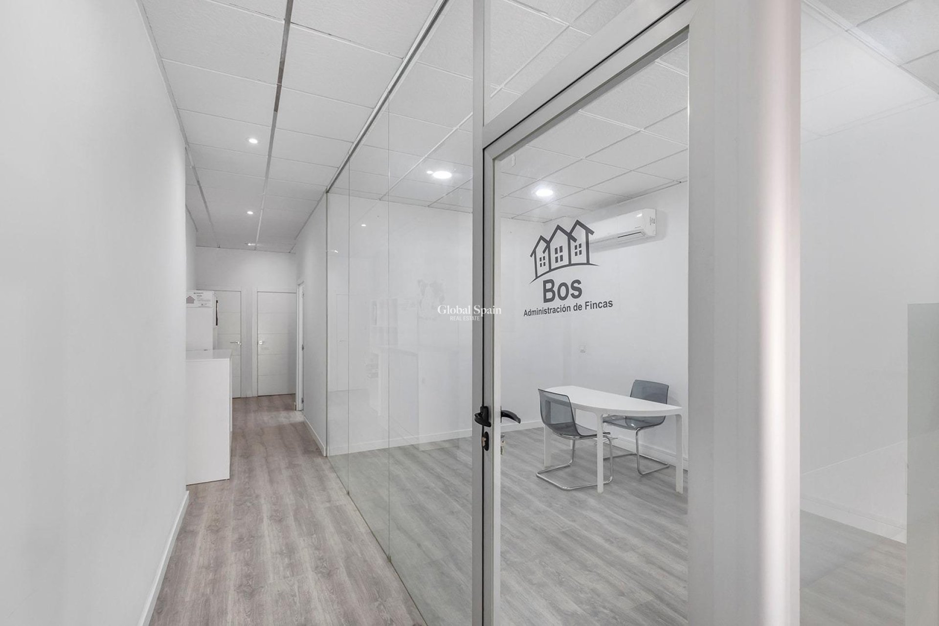 Revente - PROPRIÉTÉ COMMERCIALE -
TORREVIEJA - La Mata pueblo