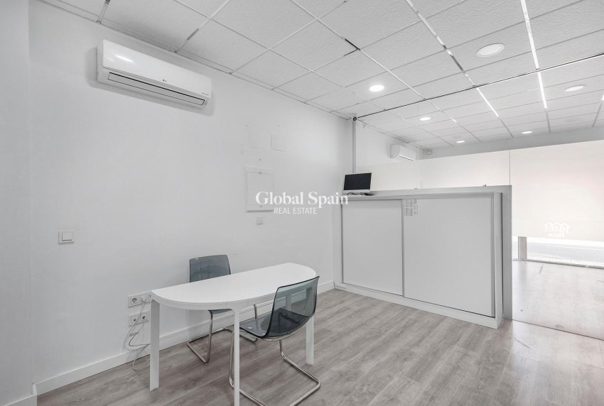 Revente - PROPRIÉTÉ COMMERCIALE -
TORREVIEJA - La Mata pueblo