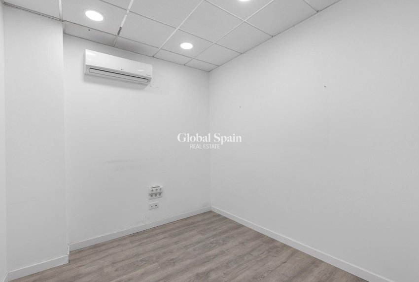 Revente - PROPRIÉTÉ COMMERCIALE -
TORREVIEJA - La Mata pueblo