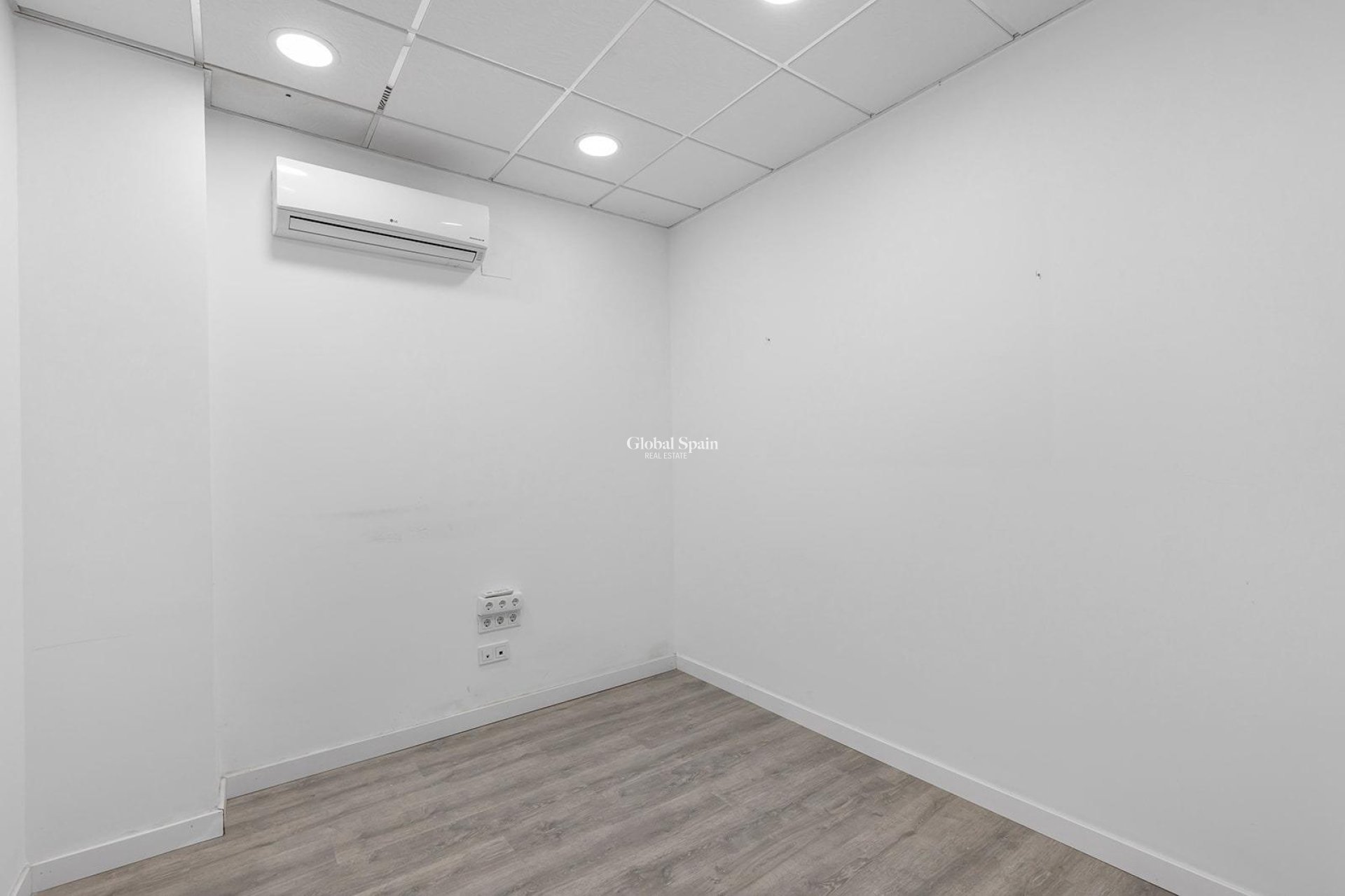 Revente - PROPRIÉTÉ COMMERCIALE -
TORREVIEJA - La Mata pueblo