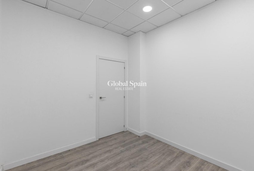 Revente - PROPRIÉTÉ COMMERCIALE -
TORREVIEJA - La Mata pueblo