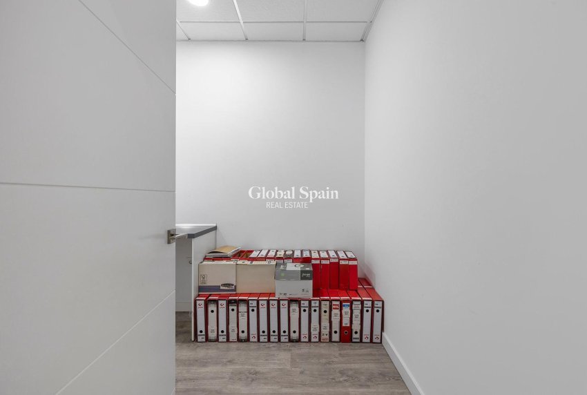 Revente - PROPRIÉTÉ COMMERCIALE -
TORREVIEJA - La Mata pueblo