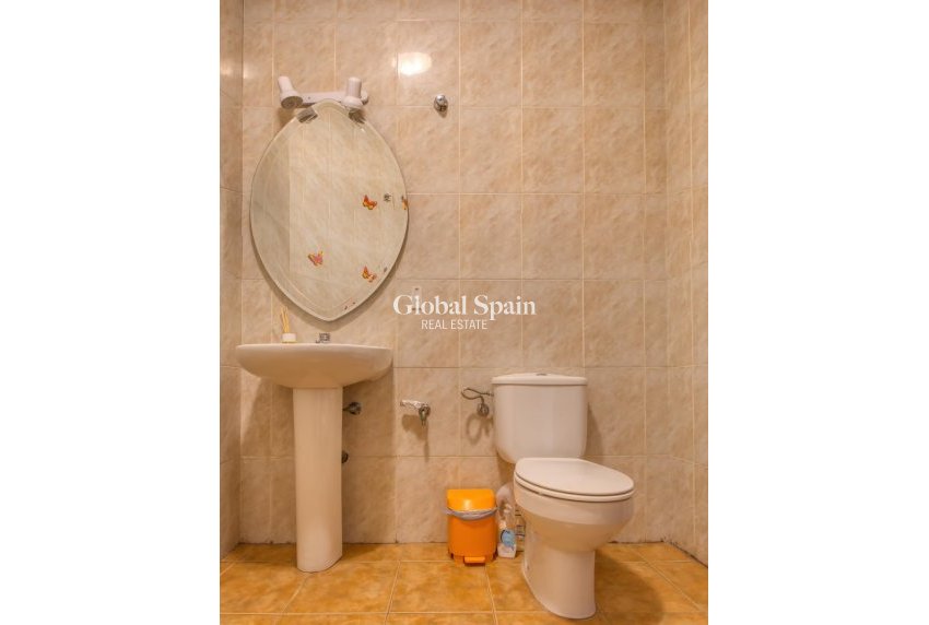 Revente - PROPRIÉTÉ COMMERCIALE -
TORREVIEJA - La Mata