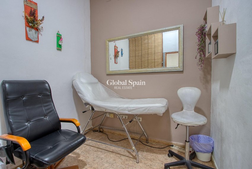 Revente - PROPRIÉTÉ COMMERCIALE -
TORREVIEJA - La Mata