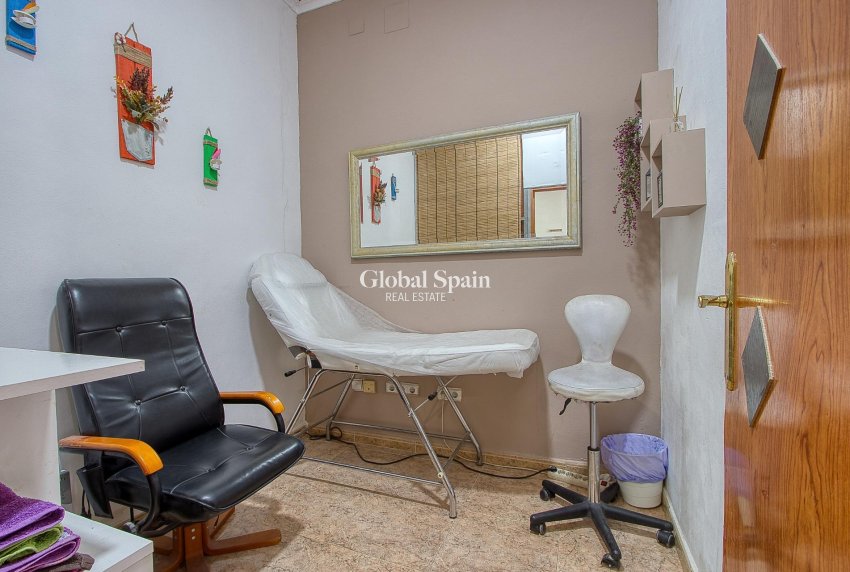 Revente - PROPRIÉTÉ COMMERCIALE -
TORREVIEJA - La Mata