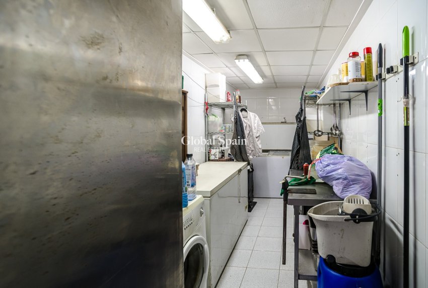 Revente - PROPRIÉTÉ COMMERCIALE -
TORREVIEJA - La Veleta