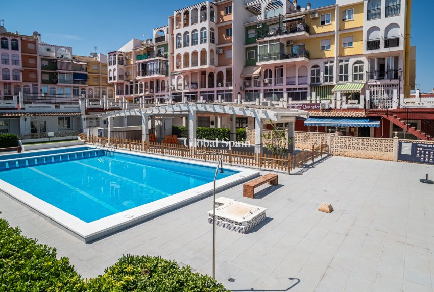 Revente - PROPRIÉTÉ COMMERCIALE -
TORREVIEJA - La Veleta