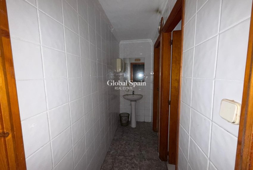 Revente - PROPRIÉTÉ COMMERCIALE -
TORREVIEJA - Playa del cura