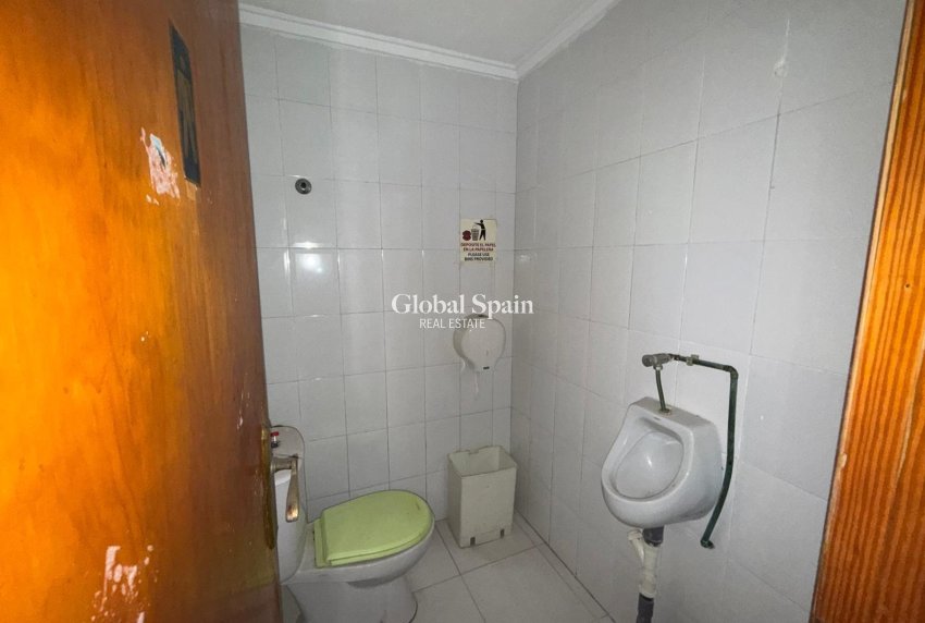 Revente - PROPRIÉTÉ COMMERCIALE -
TORREVIEJA - Playa del cura