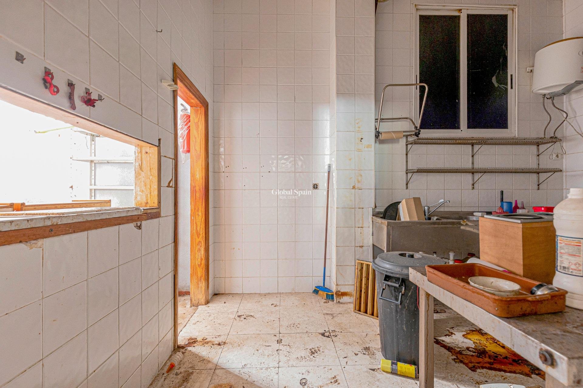 Revente - PROPRIÉTÉ COMMERCIALE -
TORREVIEJA - Playa del cura