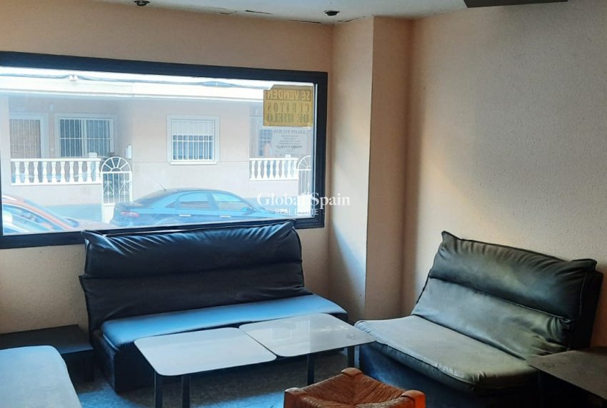 Revente - PROPRIÉTÉ COMMERCIALE -
TORREVIEJA - Playa del Cura
