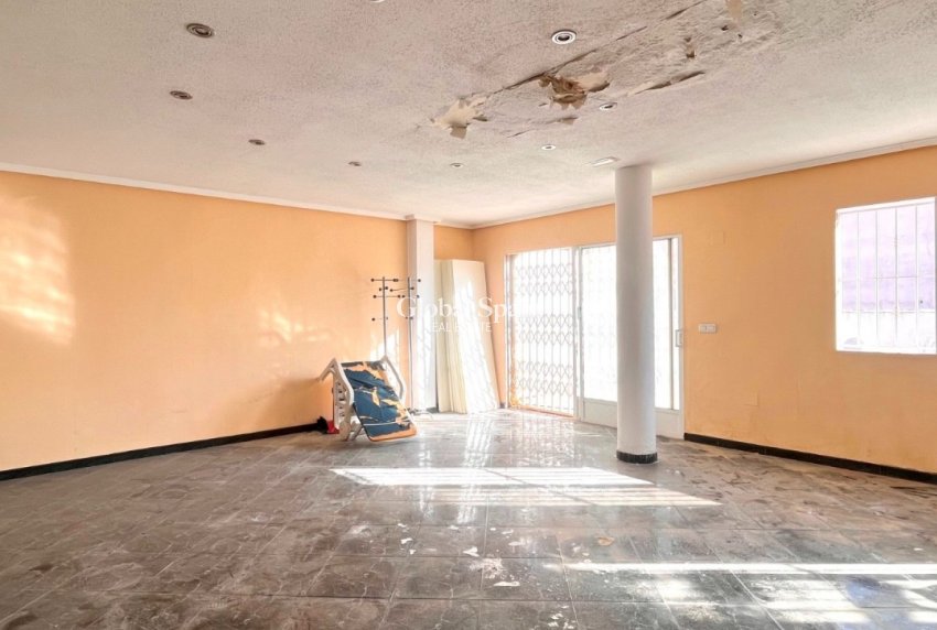 Revente - PROPRIÉTÉ COMMERCIALE -
TORREVIEJA - Playa del Cura