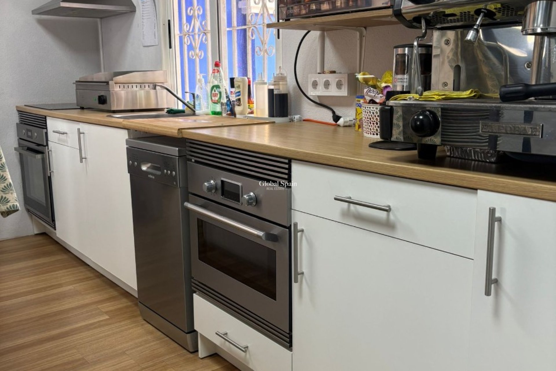 Revente - PROPRIÉTÉ COMMERCIALE -
TORREVIEJA - Puerto