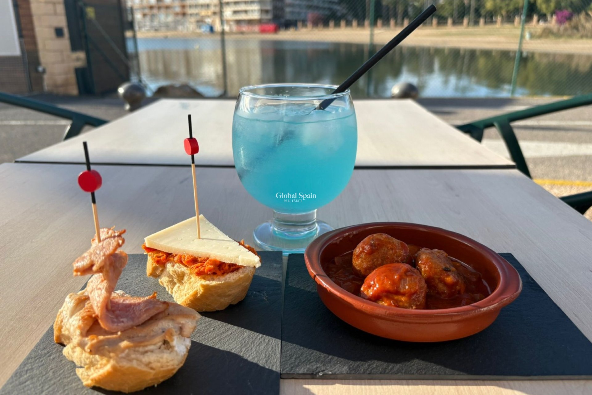 Revente - PROPRIÉTÉ COMMERCIALE -
TORREVIEJA - Puerto