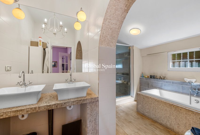 Revente - Propriété de campagne/Finca -
ALMORADÍ