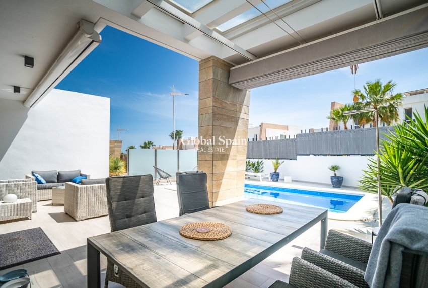 Revente - VILLA -
ALGORFA - La Finca Golf