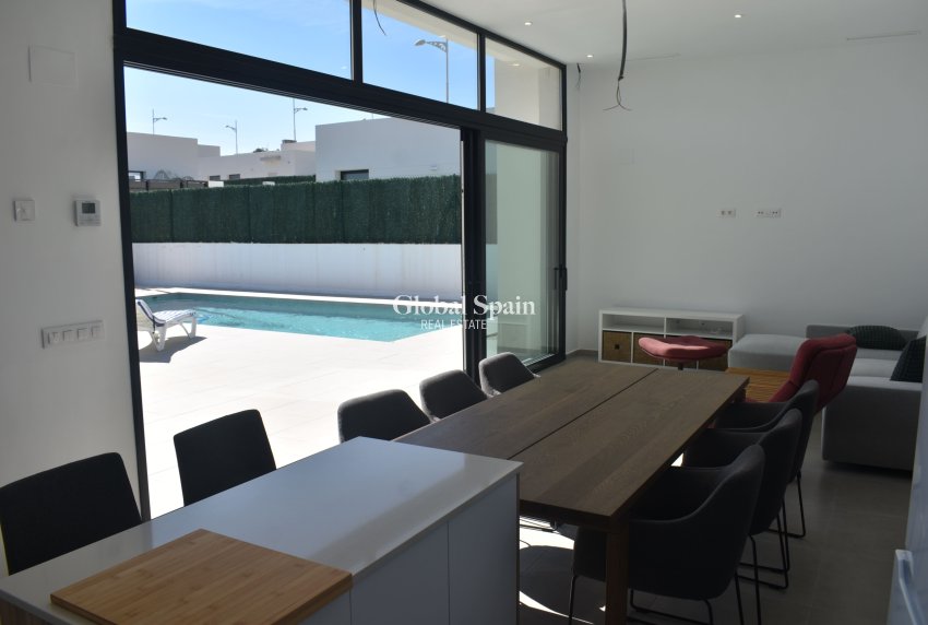 Revente - VILLA -
CALASPARRA - Inland