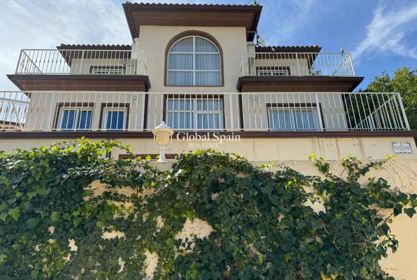 Revente - VILLA -
CALLOSA D'EN SARRIÀ - Callosa De Ensarrià