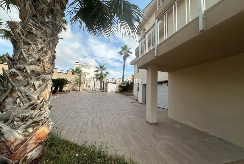 Revente - VILLA -
CIUDAD QUESADA