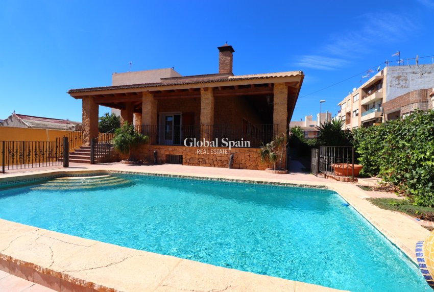 Revente - VILLA -
FORMENTERA DEL SEGURA - Formentera - Village