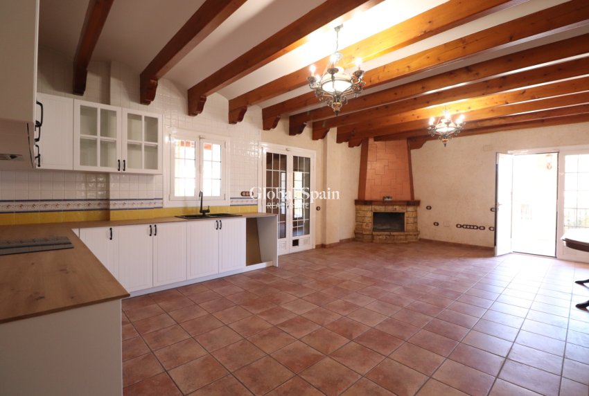 Revente - VILLA -
FORMENTERA DEL SEGURA - Formentera - Village