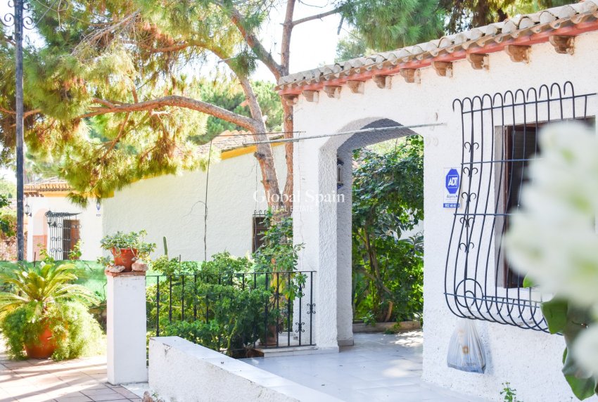 Revente - Villa indépendante -
ORIHUELA COSTA - Punta Prima