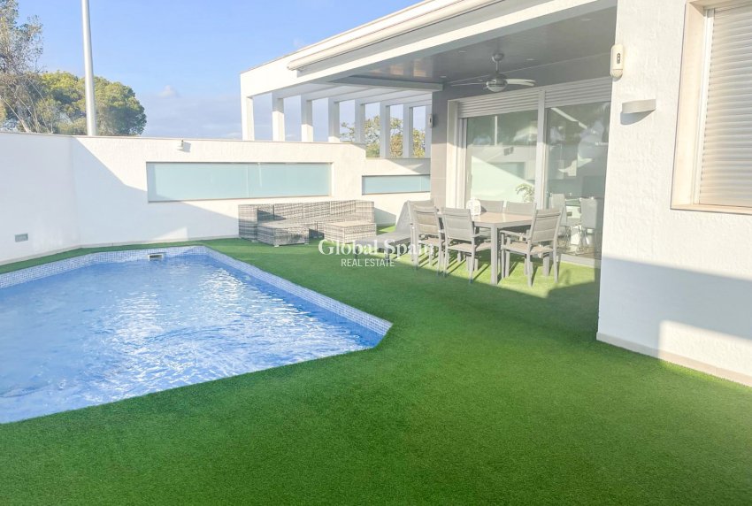 Revente - Villa / Maison jumelée -
ORIHUELA COSTA - MIL PALMERAS 