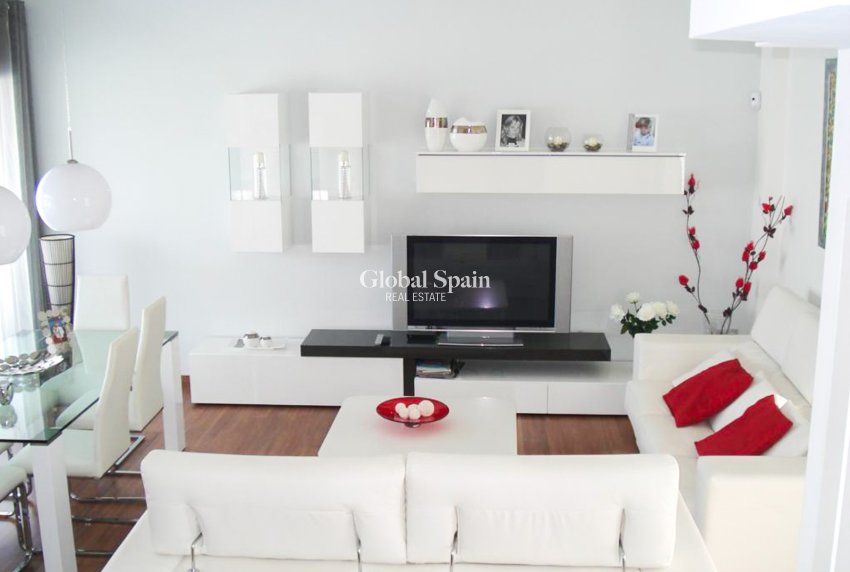 Revente - Villa / Maison jumelée -
ORIHUELA COSTA - MIL PALMERAS 