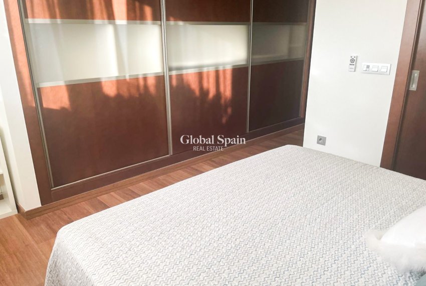 Revente - Villa / Maison jumelée -
ORIHUELA COSTA - MIL PALMERAS 