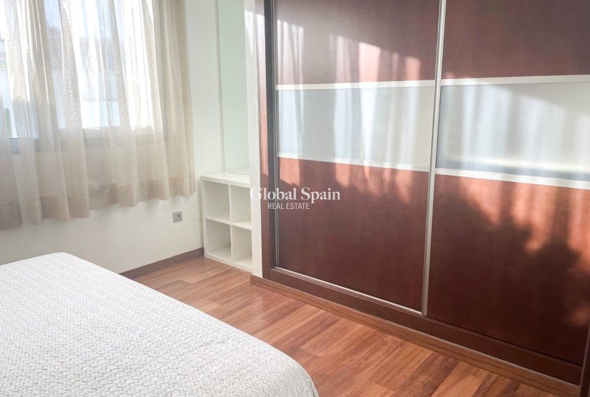 Revente - Villa / Maison jumelée -
ORIHUELA COSTA - MIL PALMERAS 