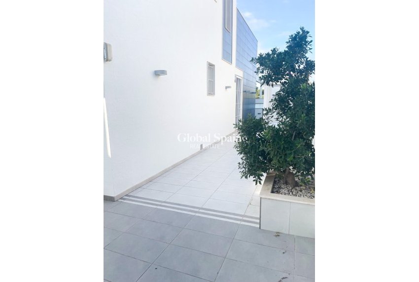 Revente - Villa / Maison jumelée -
ORIHUELA COSTA - MIL PALMERAS 
