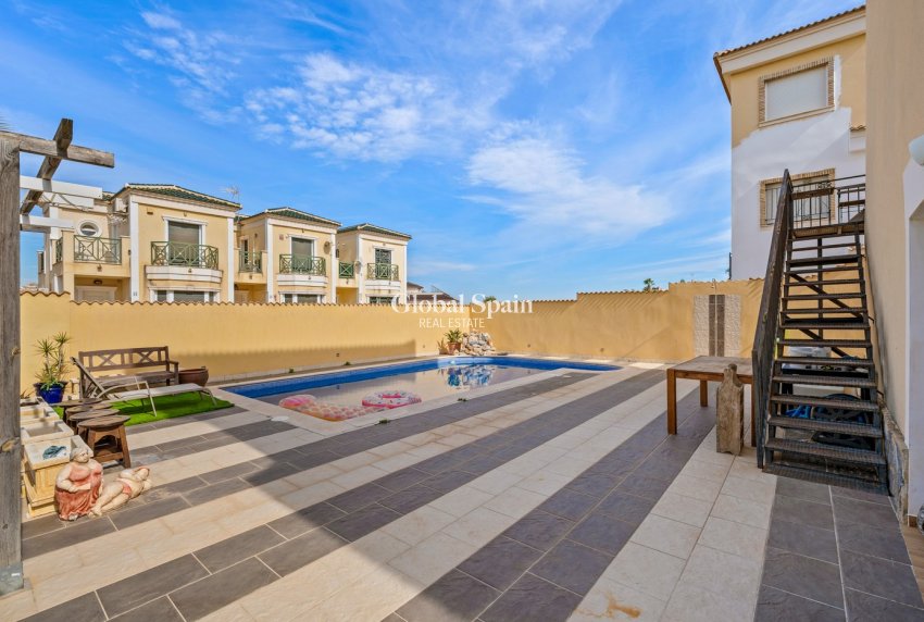 Revente - VILLA -
ORIHUELA COSTA - Las Filipinas
