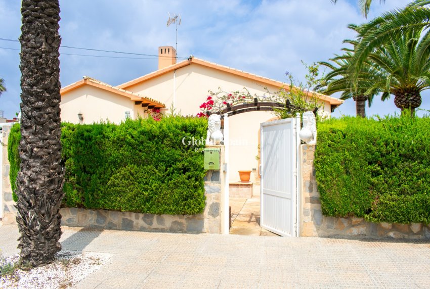 Revente - VILLA -
ORIHUELA COSTA - MUY CERCA DE LA PLAYA