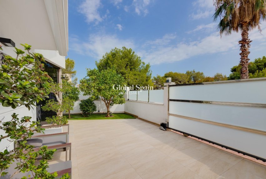 Revente - Villa -
ORIHUELA COSTA - VILLAMARTÍN