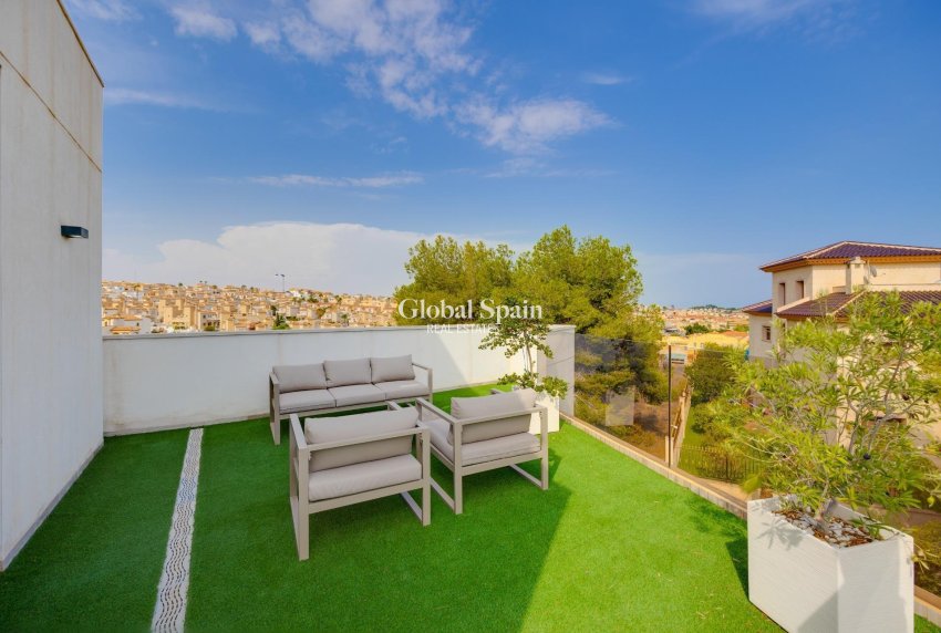 Revente - Villa -
ORIHUELA COSTA - VILLAMARTÍN