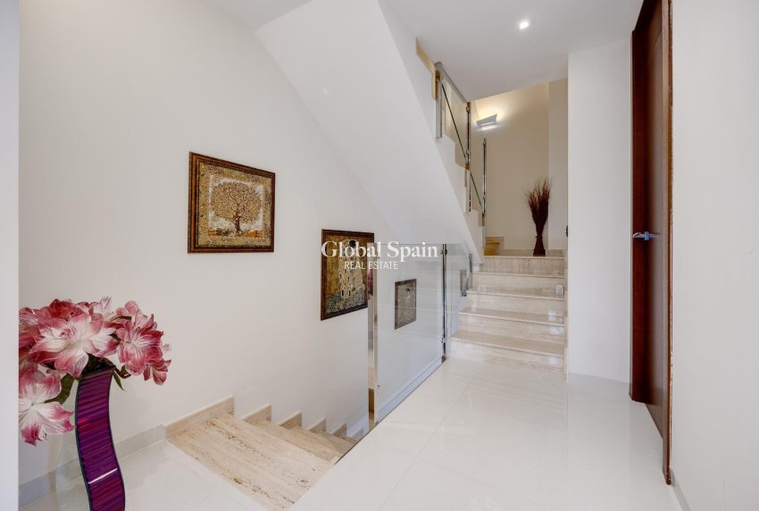 Revente - Villa -
ORIHUELA COSTA - VILLAMARTÍN