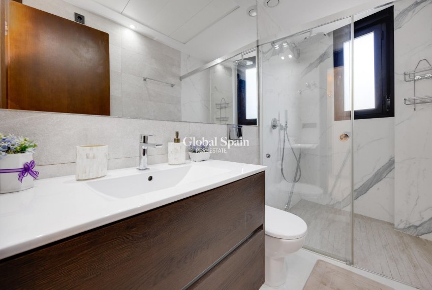 Revente - Villa -
ORIHUELA COSTA - VILLAMARTÍN