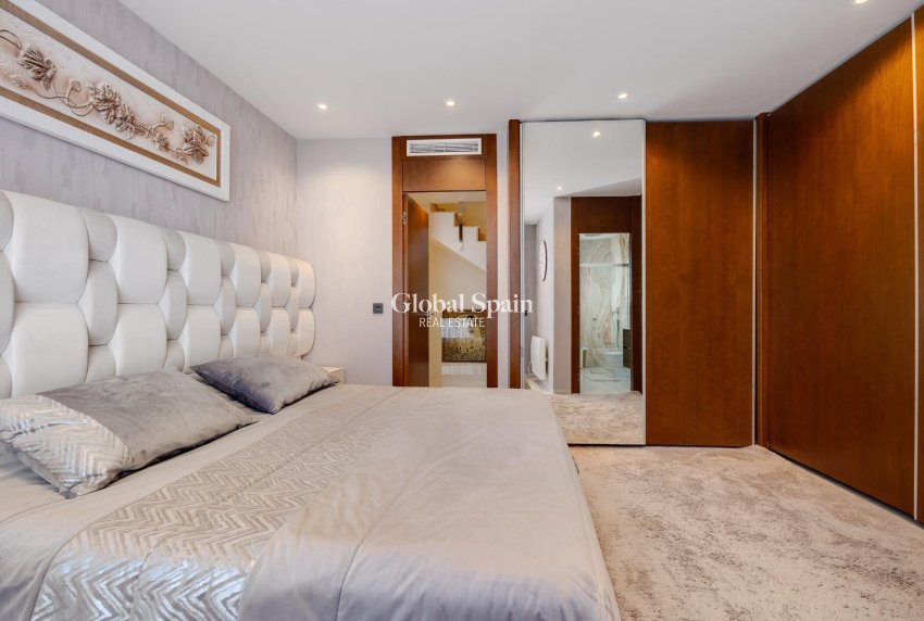 Revente - Villa -
ORIHUELA COSTA - VILLAMARTÍN