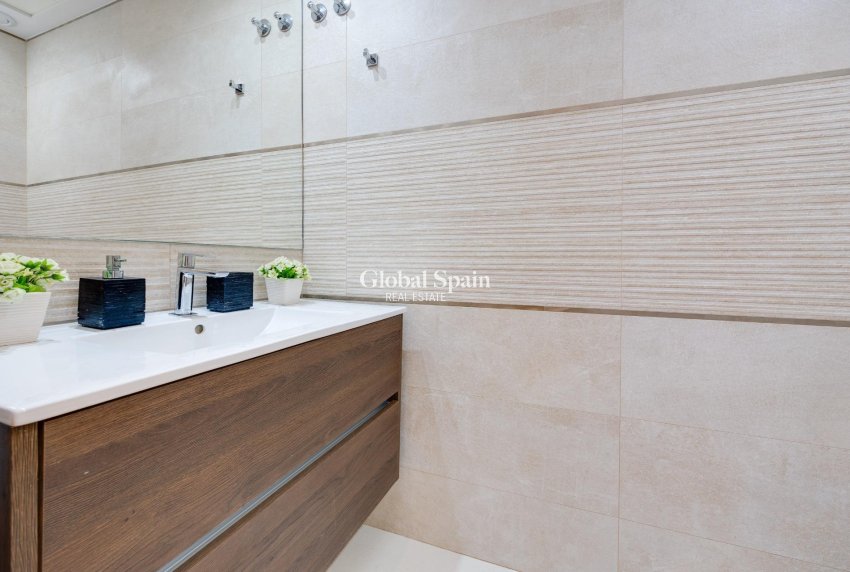 Revente - Villa -
ORIHUELA COSTA - VILLAMARTÍN