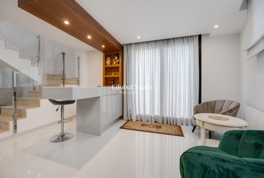 Revente - Villa -
ORIHUELA COSTA - VILLAMARTÍN