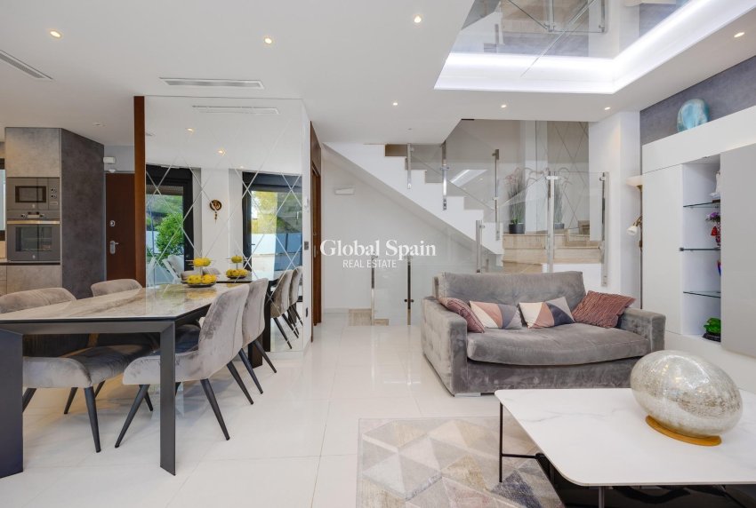 Revente - Villa -
ORIHUELA COSTA - VILLAMARTÍN