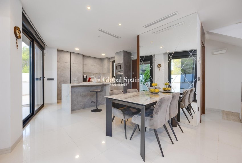 Revente - Villa -
ORIHUELA COSTA - VILLAMARTÍN